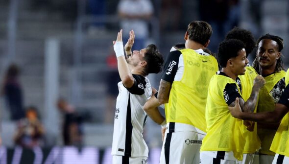 Corinthians é eficiente e derrota Athletico na Arena da Baixada