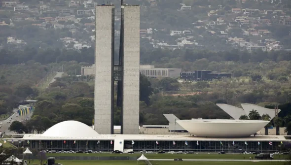Lula sanciona, com vetos, reajuste salarial para cargos do Legislativo